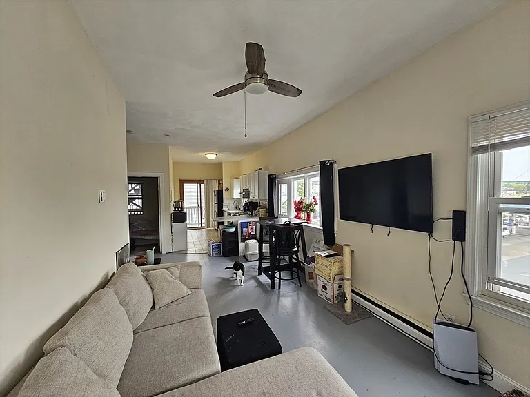 464 Meridian St #B — Photo 9