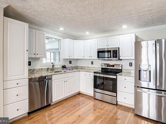 4th image of 9 Burr Hill Dr