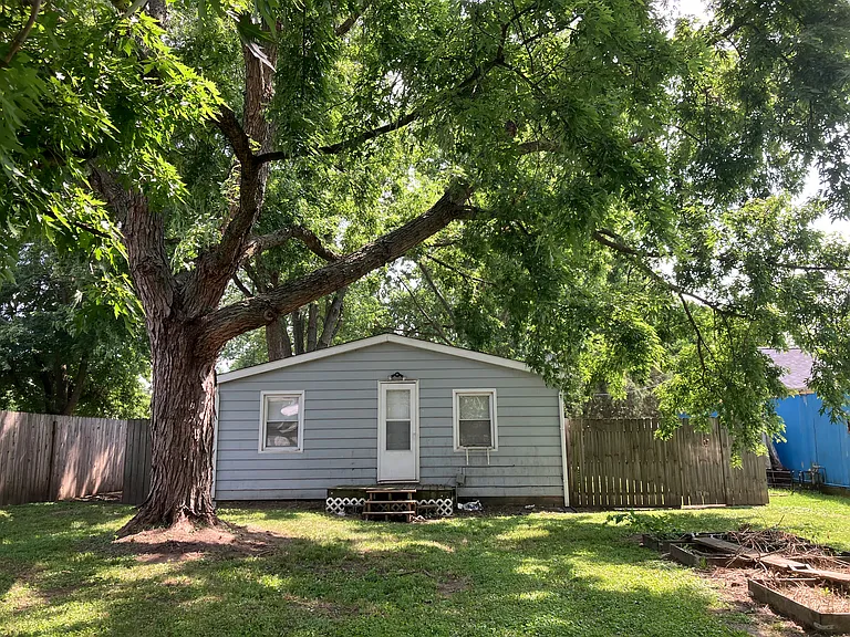 212 E Marshall St — Photo 20