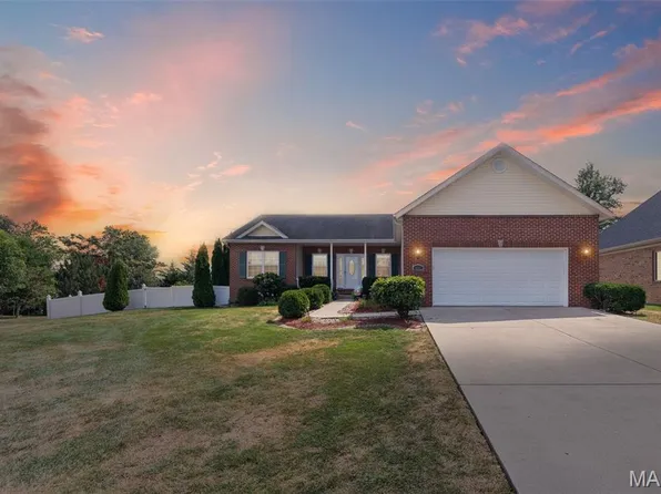 350 Regency Ct, Highland, IL 62249