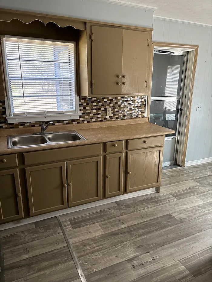 3 bed, 1.0 bath, 962 sqft, $975 — Photo 2