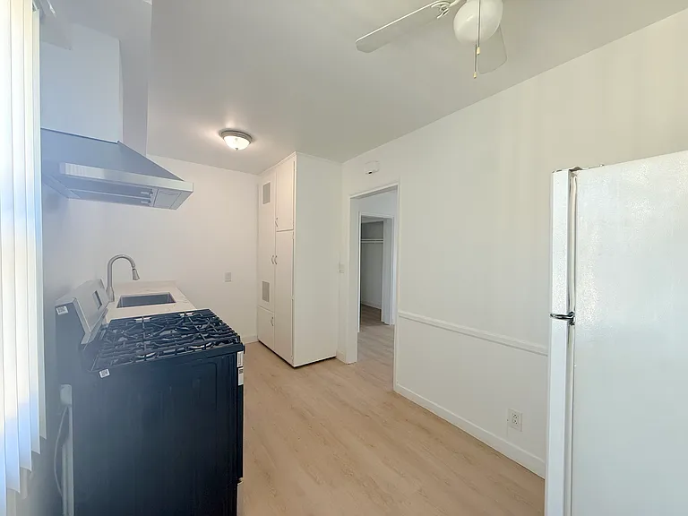 331 E Live Oak St #J — Photo 2