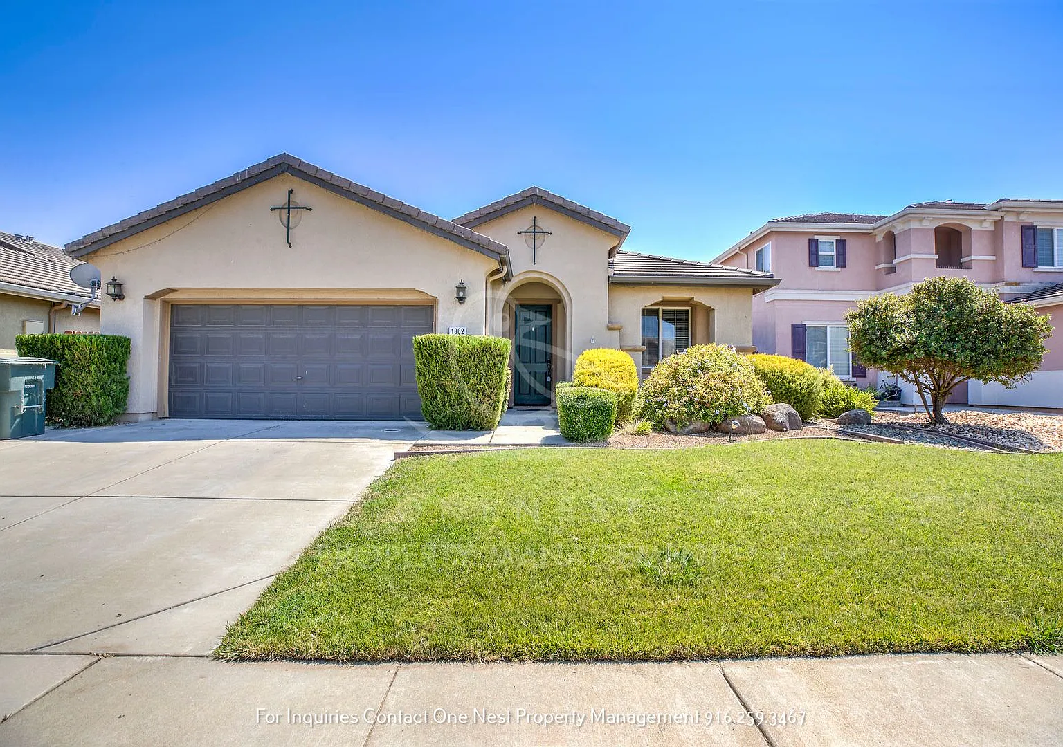 Plumas Lake Rental, Huge Living Room — Photo 1