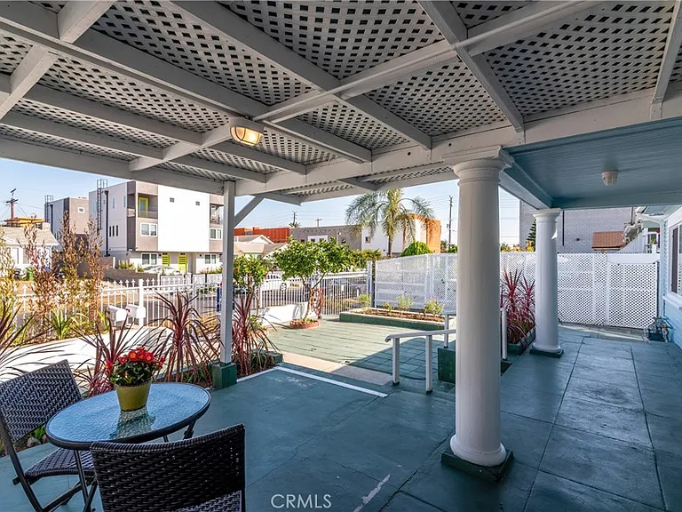 1125 N Heliotrope Dr — Photo 30