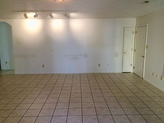 LIVING RM W CERAMIC FLOOR