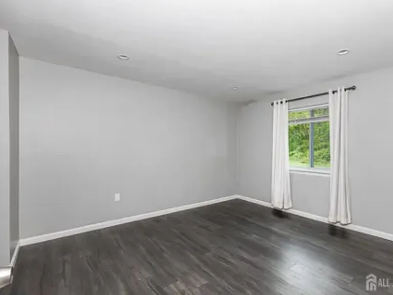 42 Norwich Pl — Photo 5