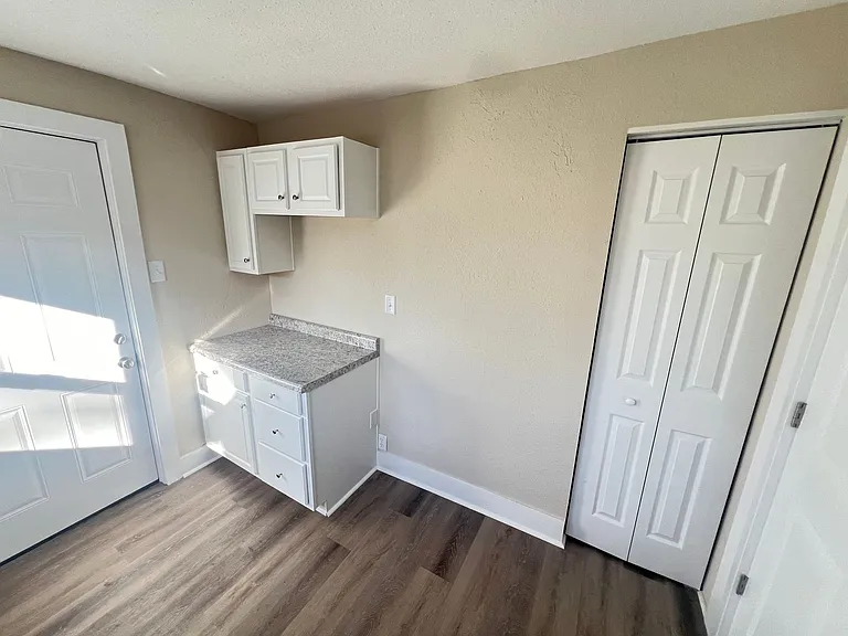 209 W College St — Photo 14