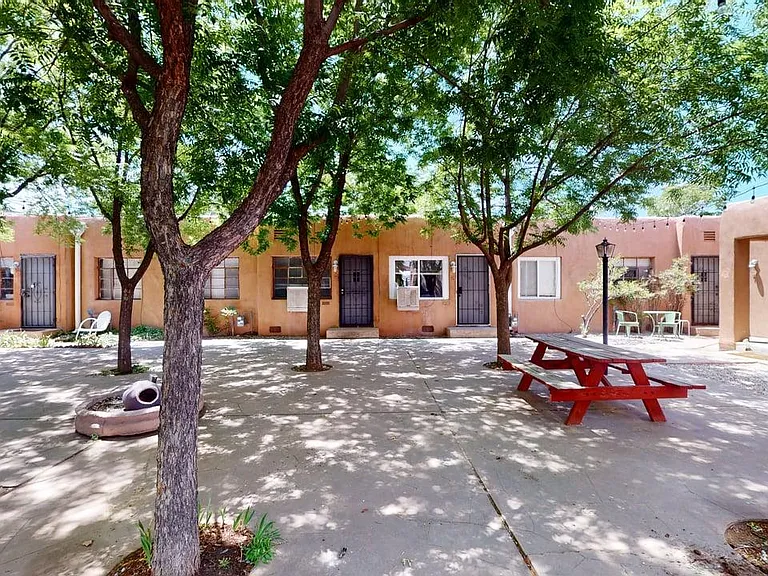 Nicely Updated 1 Bedroom Apts in Beautfiul Downtown Courtyard Complex — Photo 2
