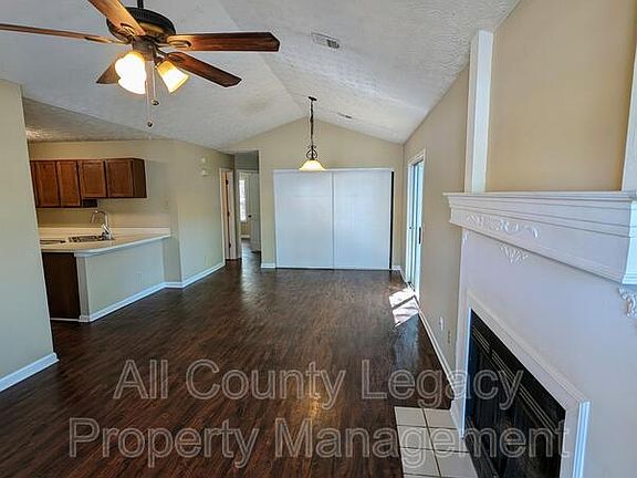 2nd image of 1307 Yorkshire Ln