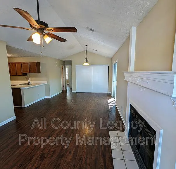 1307 Yorkshire Ln — Photo 2
