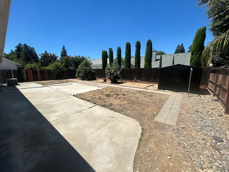 2418 E Portland Ave — Photo 13