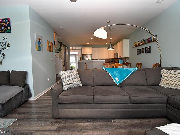 4th image of 122 E Bourne Way #102