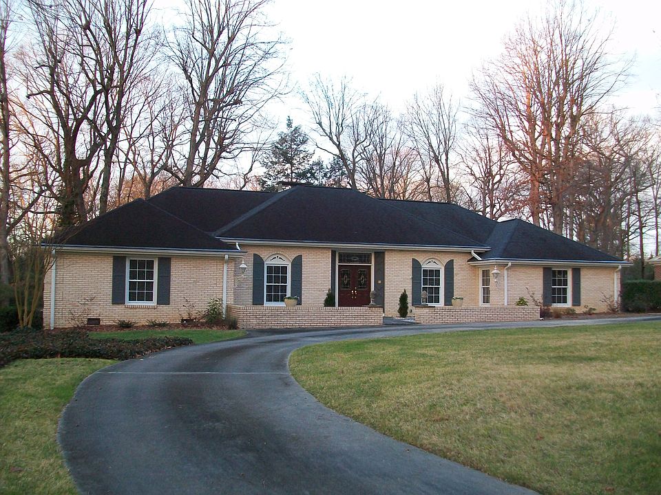 1st image of 208 Bridgewater Dr