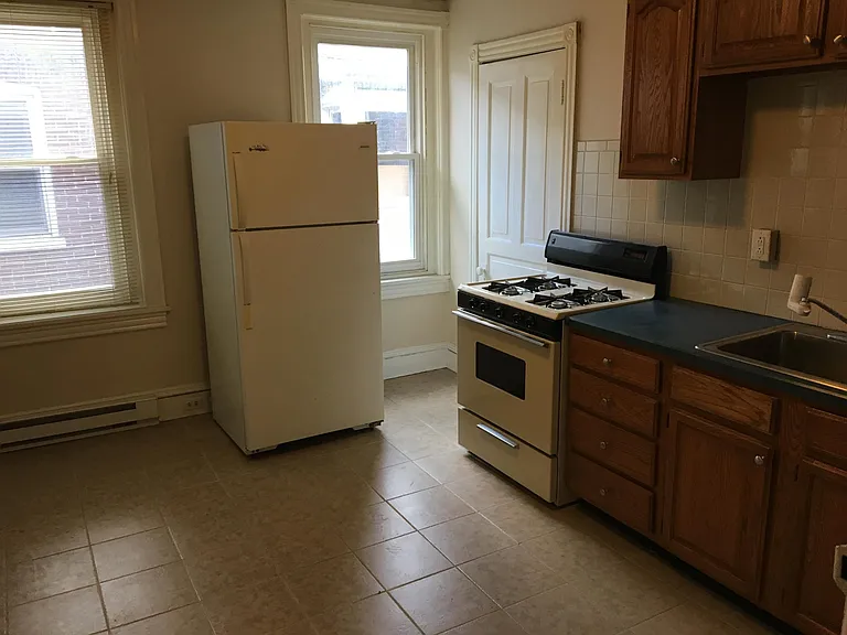 909 Linden St — Photo 1