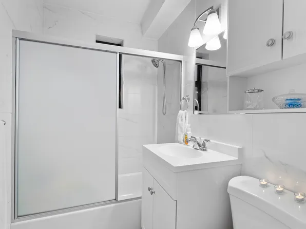 9040 Fort Hamiltn Parkway image 7 of 10