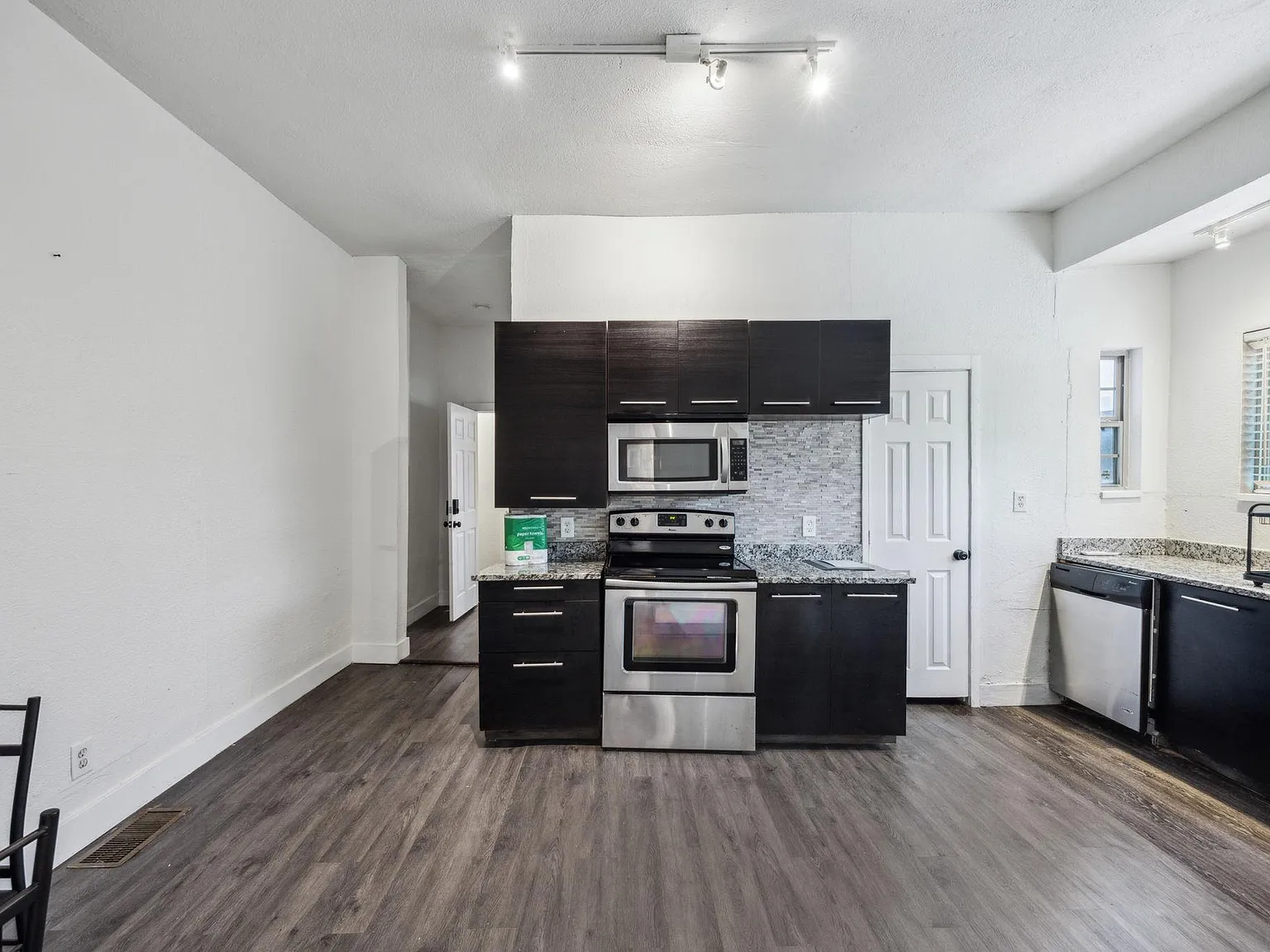 3 bed, 2.0 bath, 1000 sqft, $1,200 — Photo 2