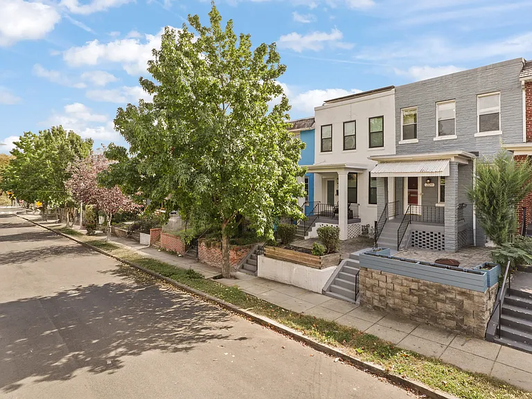 209 Douglas St NE — Photo 2