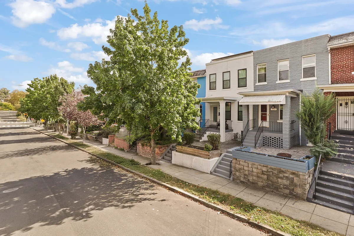 Building Photo - 209 Douglas St NE