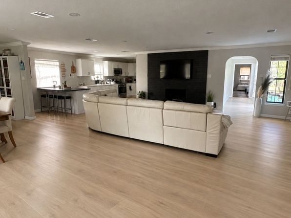 5979 Charlestown Dr