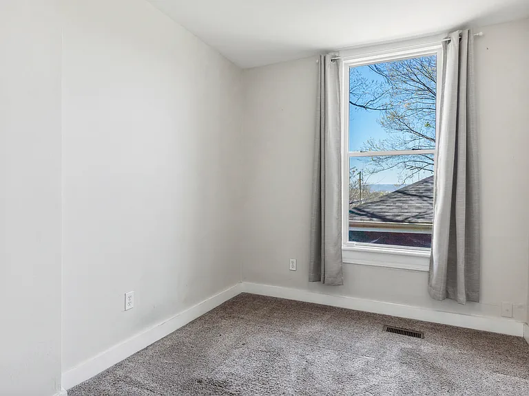 1906 Vine St — Photo 13