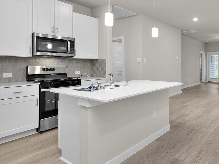 18612 Hillswood Dr — Photo 4