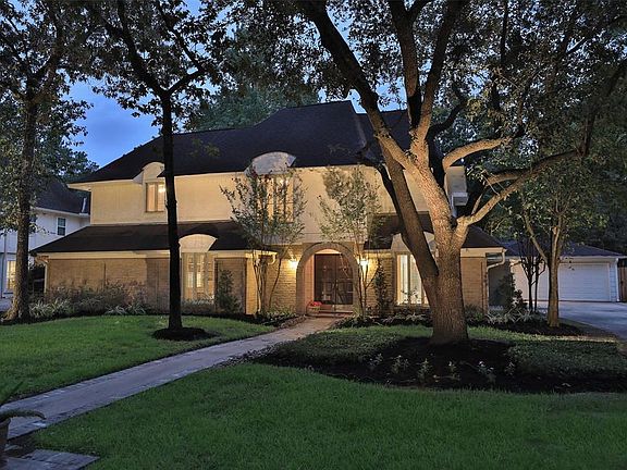 GREAT FLOOR PLAN WITH LARGE LIVING AREA DOWN - The home boasts a wonderful floor plan including a downstairs master suite, 3 upstairs bedrooms with 2 full baths, and easy access to the inviting pool and spa from the Den and Master Suite.