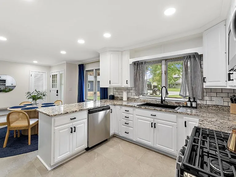 1424 Vista Ln — Photo 3