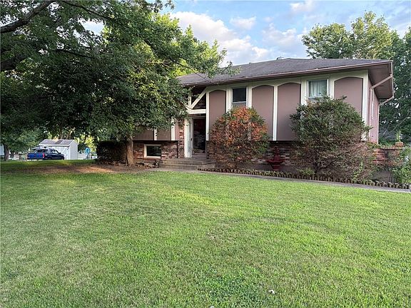 3rd image of 1404 NW Sandalwood Ct