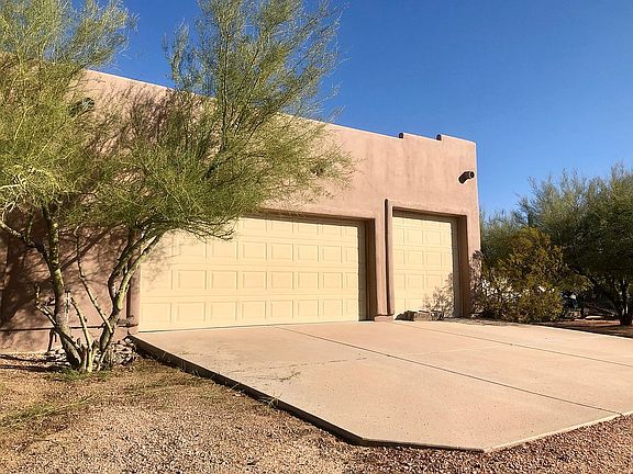 3 Car Garage w/Oversize Door