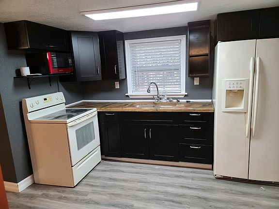 bright complete full kitchen