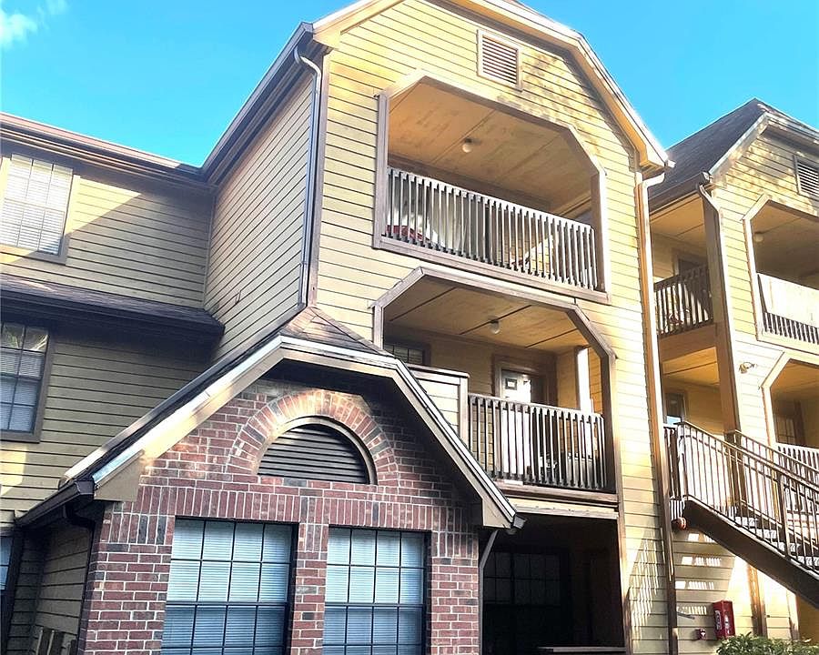 1st image of 415 Lakepointe Dr Unit 202