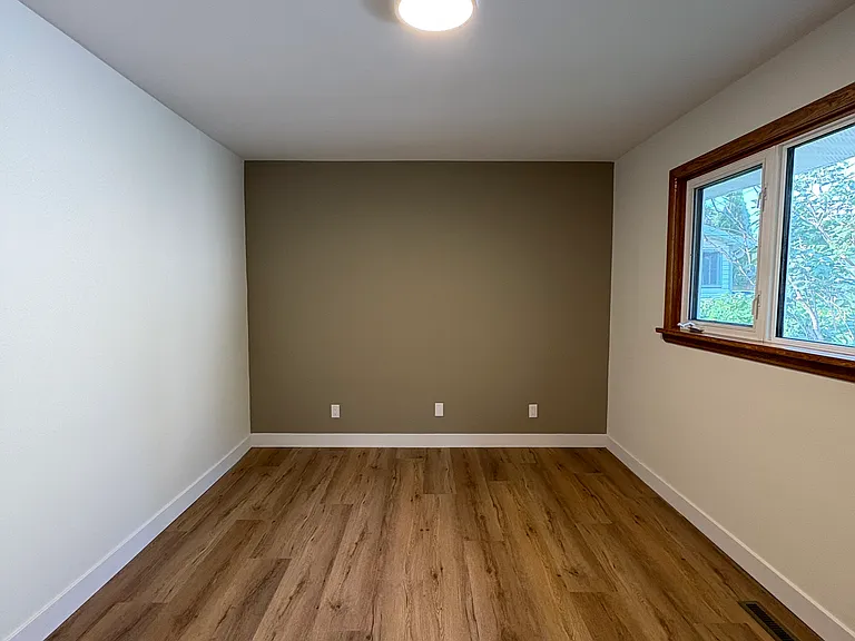211 Strathmillan Rd — Photo 9