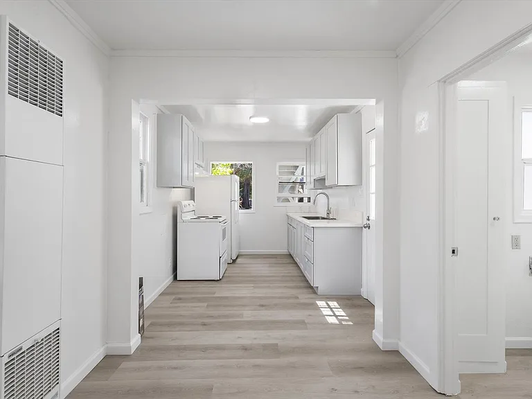 Lincoln Ave 2255 — Photo 13