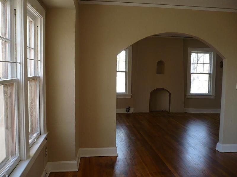 3 windows in dining room