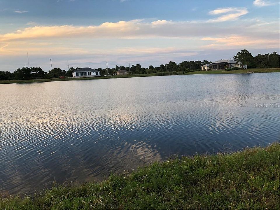 2nd image of 32 Windward Ln