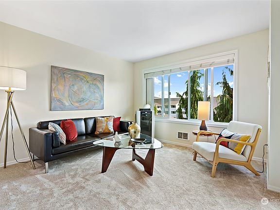 3rd image of 20301 19th Avenue NE #922