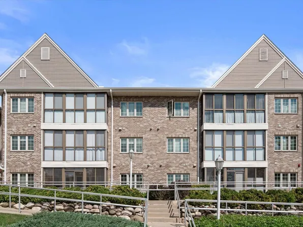 2114 Chateau COURT, Grafton, WI 53024