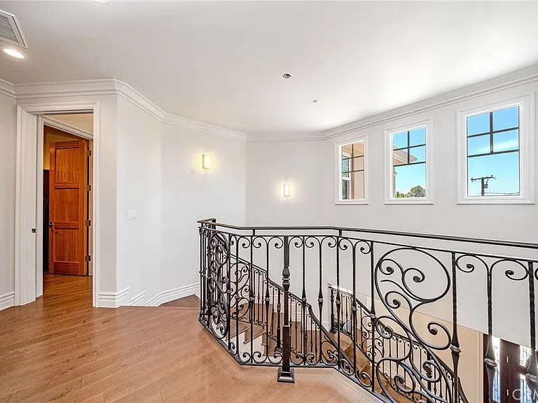 1217 Olive La Canada — Photo 22