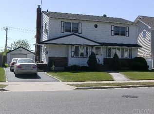 18 Holyoke Rd, Hicksville, NY 11801