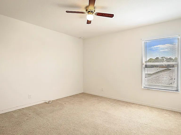 617 SE Karrigan Ter — Photo 37
