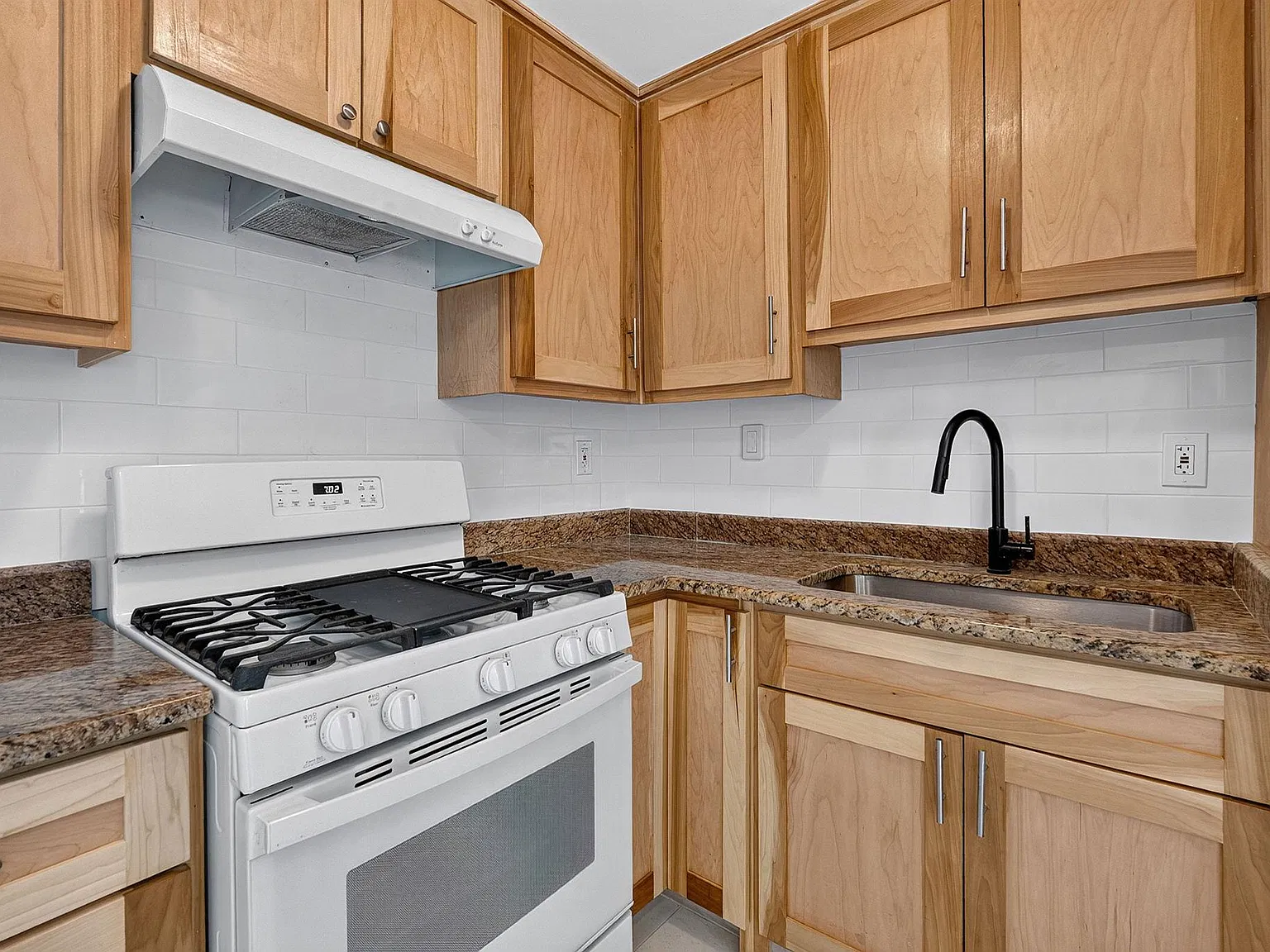 3 bed, 1.0 bath, 890 sqft, $1,700 — Photo 3