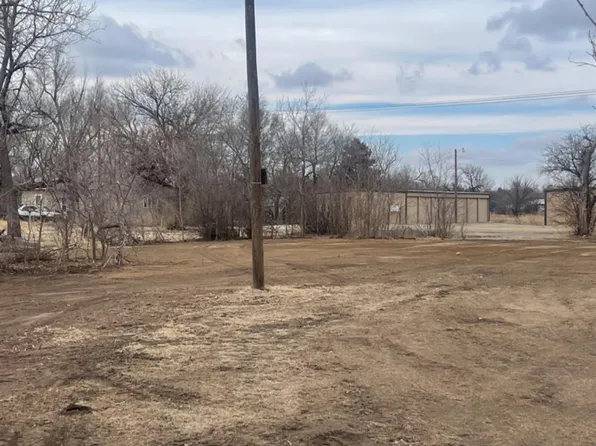 720 E 8th St, Larned, KS 67550