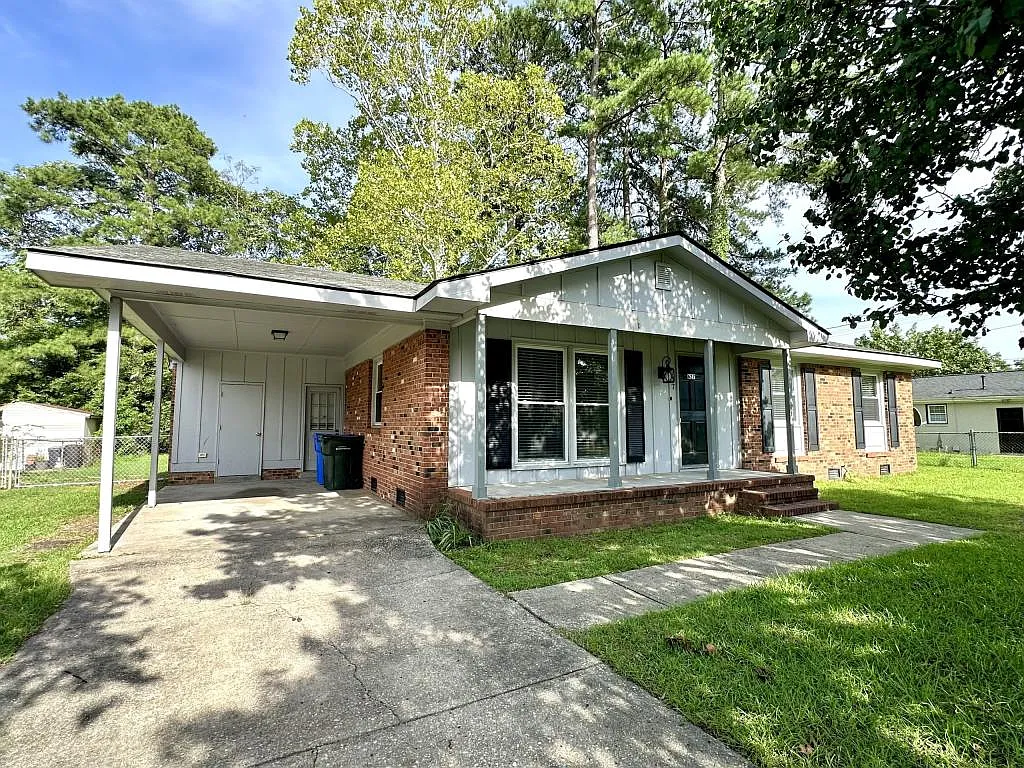 627 Burgoyne Dr — Photo 2