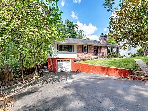 4th image of 2837 Gaston Ave