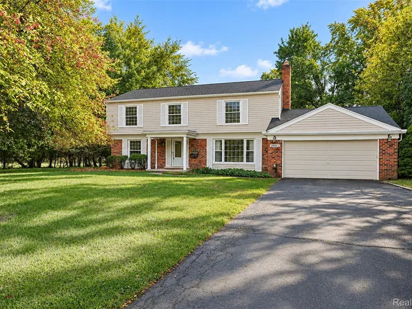 20011 Carriage Ln, Beverly Hills, MI 48025