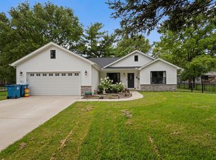 911 E North St, Monticello, IL 61856