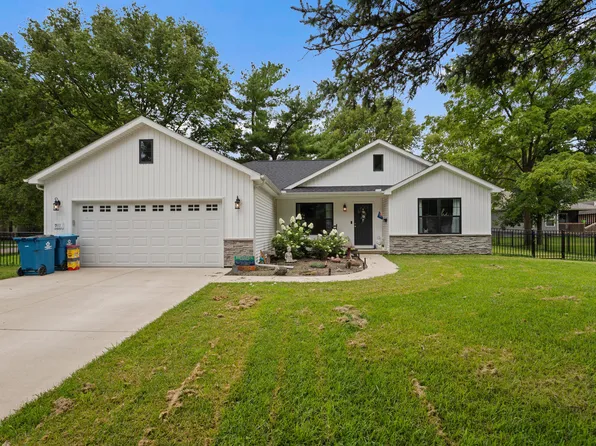 911 E North St, Monticello, IL 61856