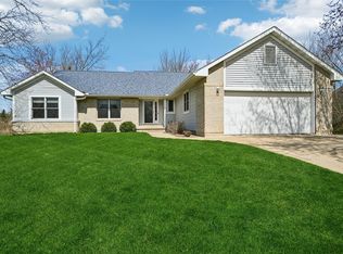 2060 Litchfield Dr, Hiawatha, IA 52233