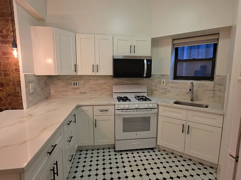 312 E 9th St #4 — Photo 2