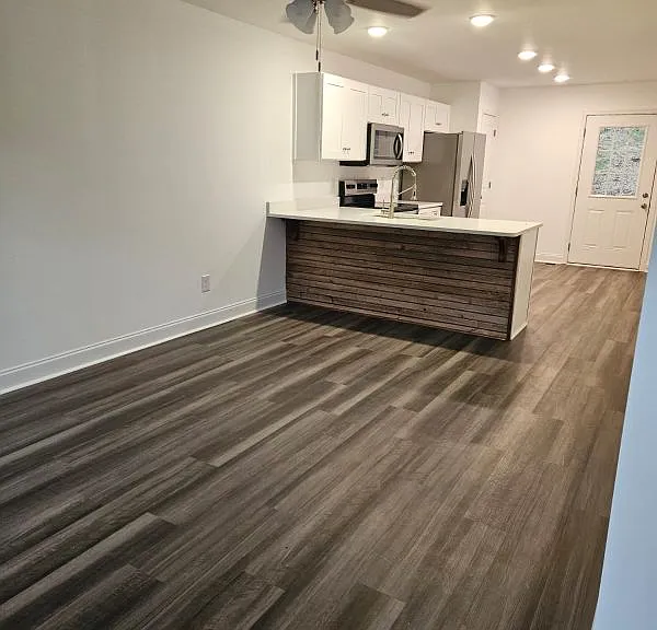 122 Harrison Ln SE — Photo 2